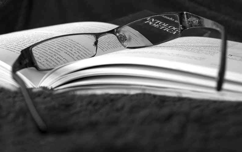 libro y gafas.jpg